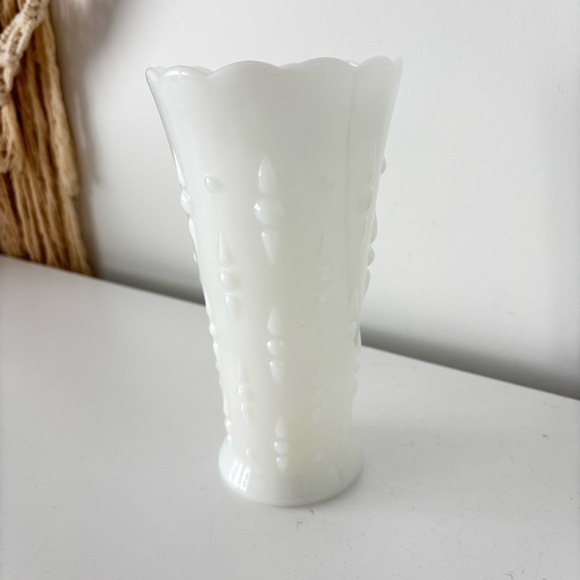 Vintage Anchor Hocking milk glass trumpet shaped vase scalloped edge teardrop - Picture 3 of 10